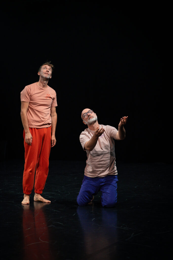 Alban et Marc dansent en duo