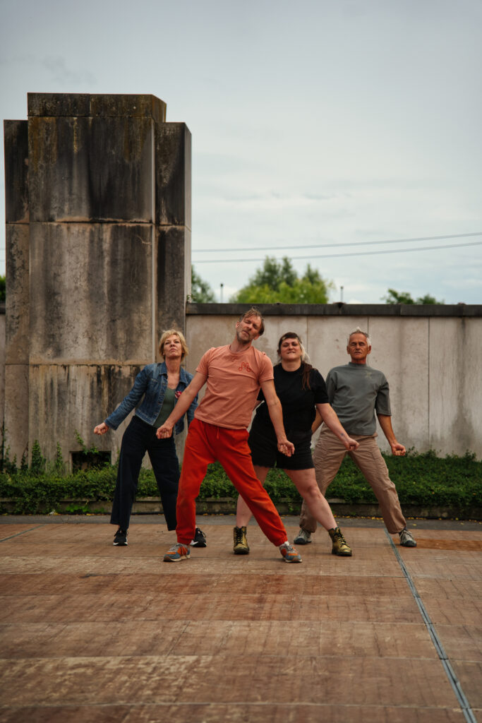 quatre interprètes qui danse en solo ou en duo en extérieur